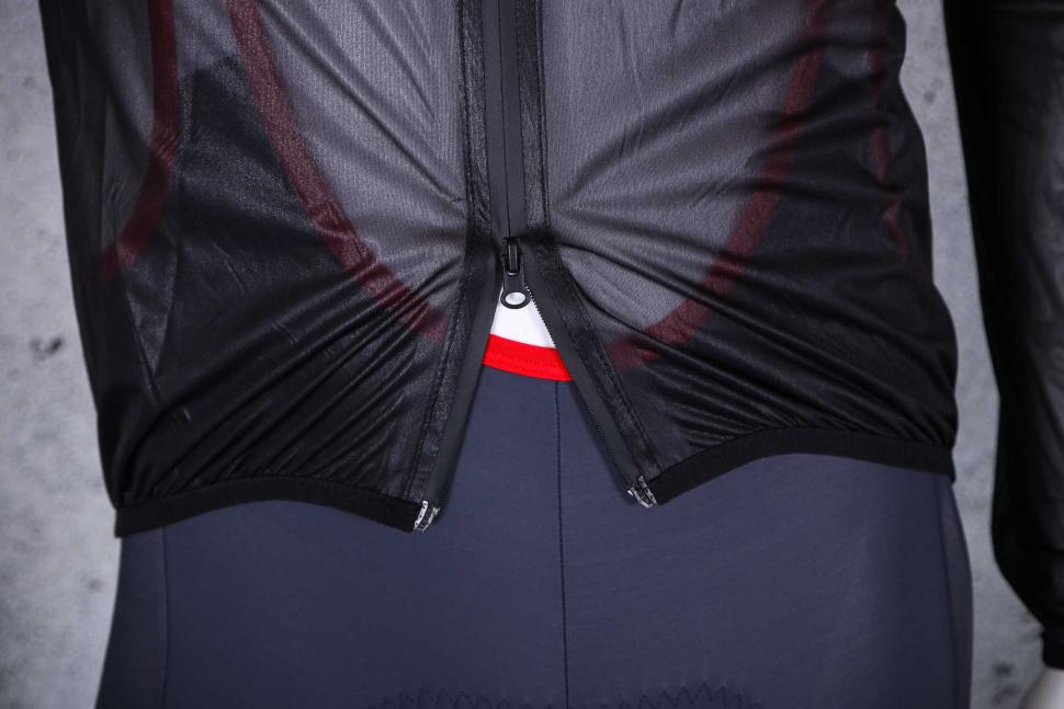 2025 Sportful Aqua Light Jacket - zip detail.jpg