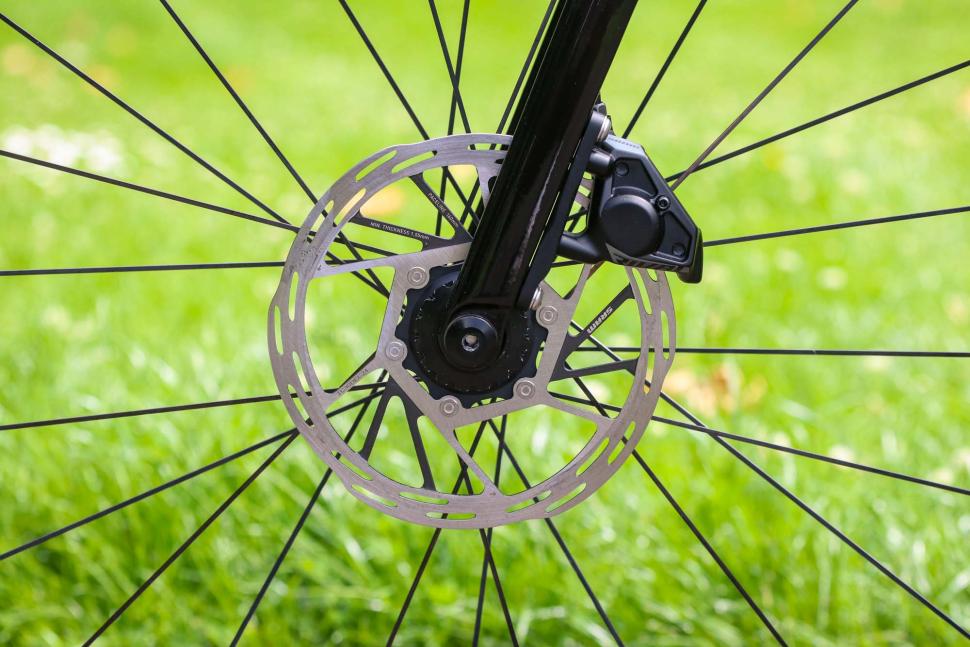 2025 SRAM Rival AXS - on bike - front disc brake.jpg