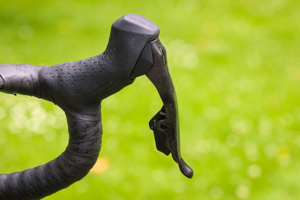 2025 SRAM Rival AXS - on bike - lever 2.jpg