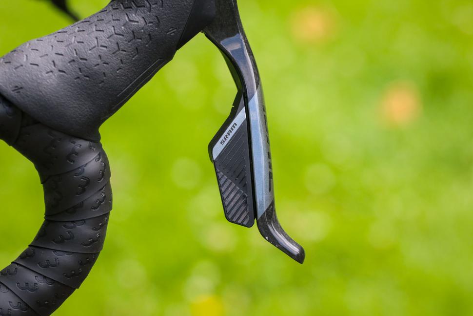 2025 SRAM Rival AXS - on bike - lever 3.jpg