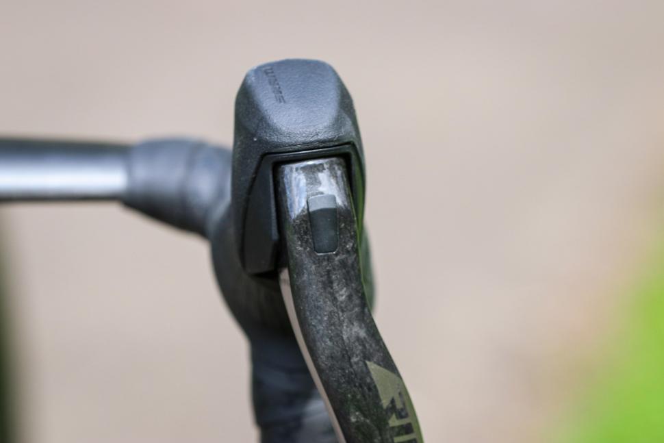 2025 SRAM Rival AXS - on bike - lever 4.jpg