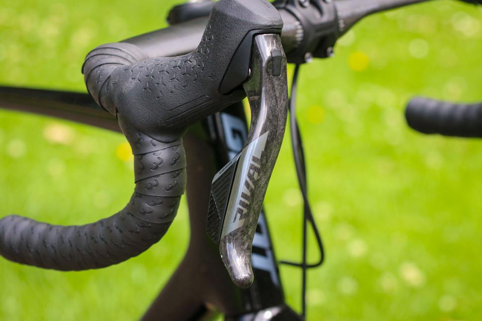 2025 SRAM Rival AXS - on bike - lever.jpg