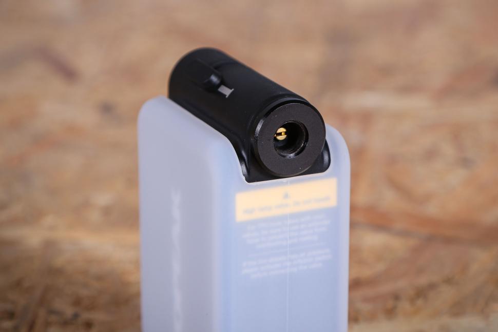 2025 Topeak E-Booster Digital - valve head.jpg