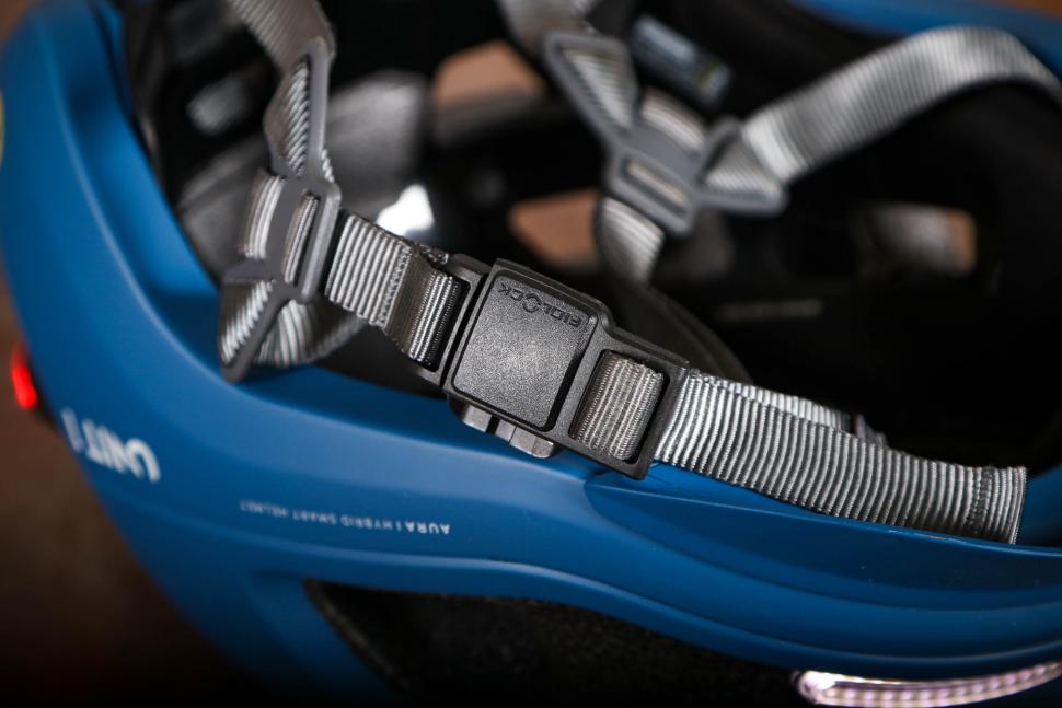 2025 Unit 1 AURA Mips Maverick Fidlock clip