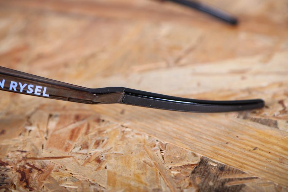 2025 Van Rysel Cycling NXT Photochromic Sunglasses RoadR 900 Perf - arm detail