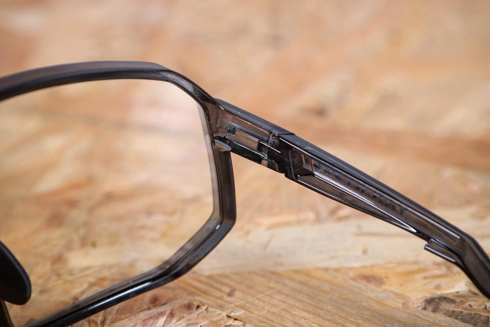 2025 Van Rysel Cycling NXT Photochromic Sunglasses RoadR 900 Perf - hinge inside