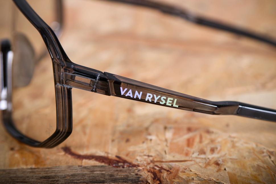 2025 Van Rysel Cycling NXT Photochromic Sunglasses RoadR 900 Perf - logo