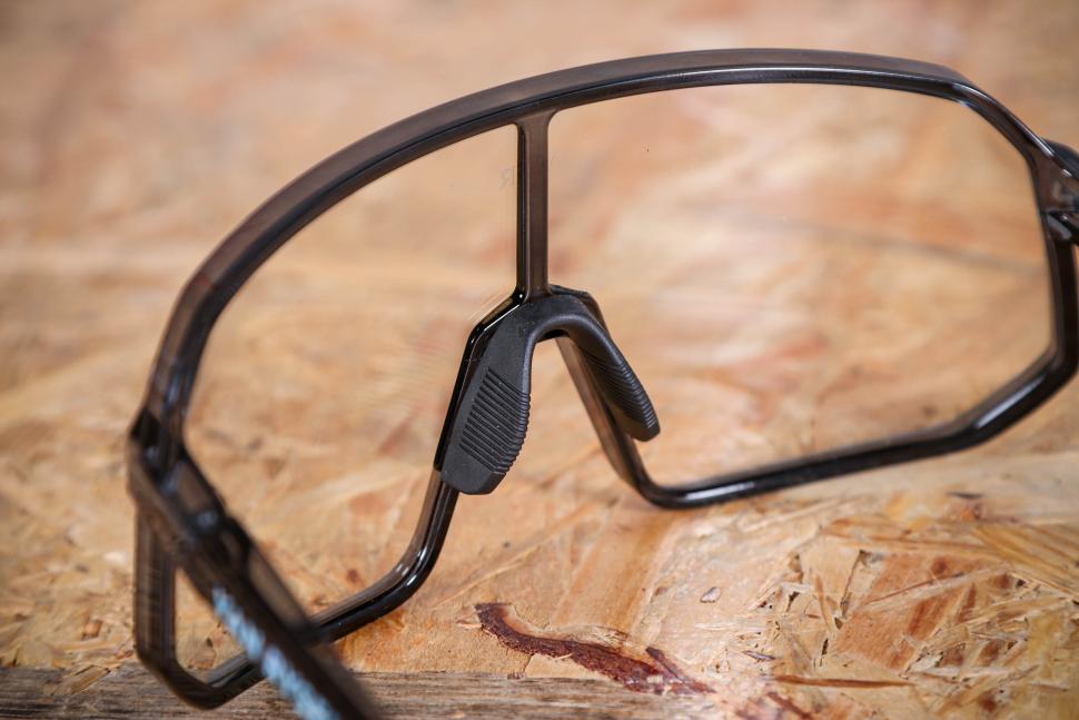 2025 Van Rysel Cycling NXT Photochromic Sunglasses RoadR 900 Perf - nose bridge