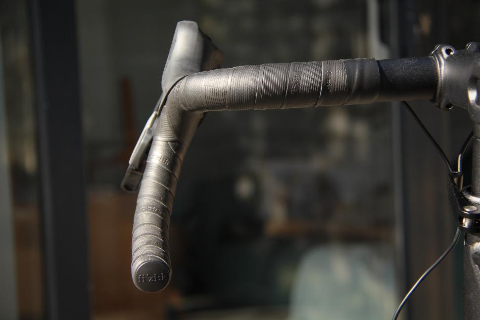2025 Wahoo KICKR Bike Pro - bar shape.jpg