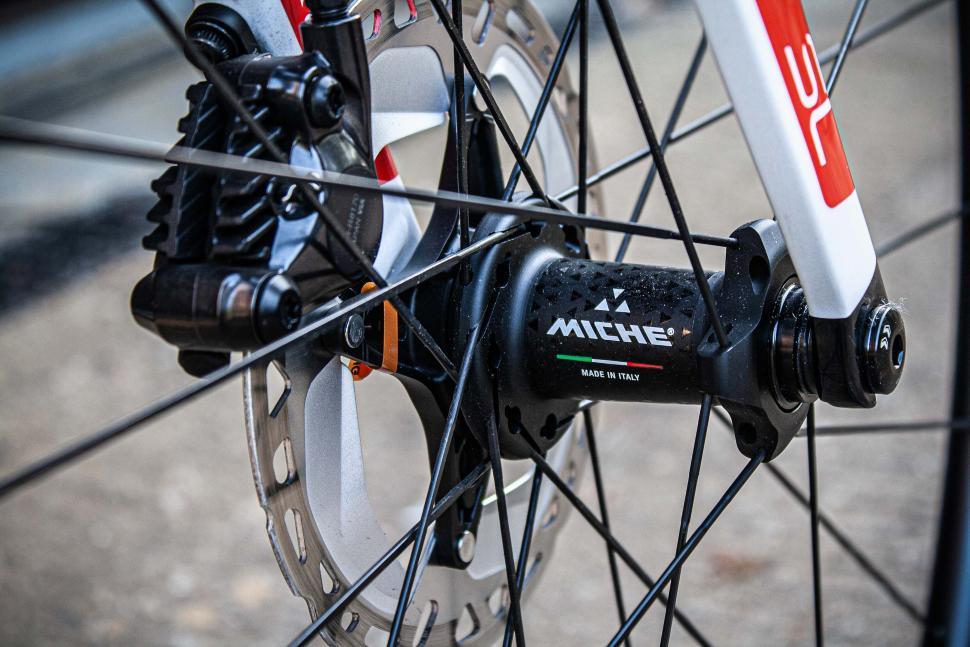 2025 Wilier Filante SL Ultegra Di2 - front hub.jpg