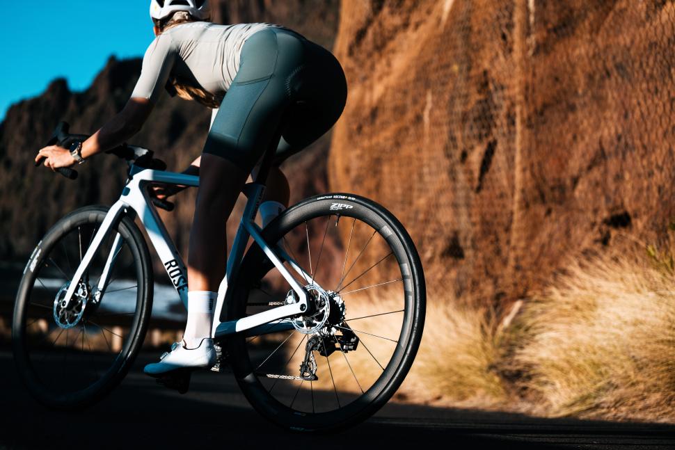2025 Zipp 303 SW riding rear