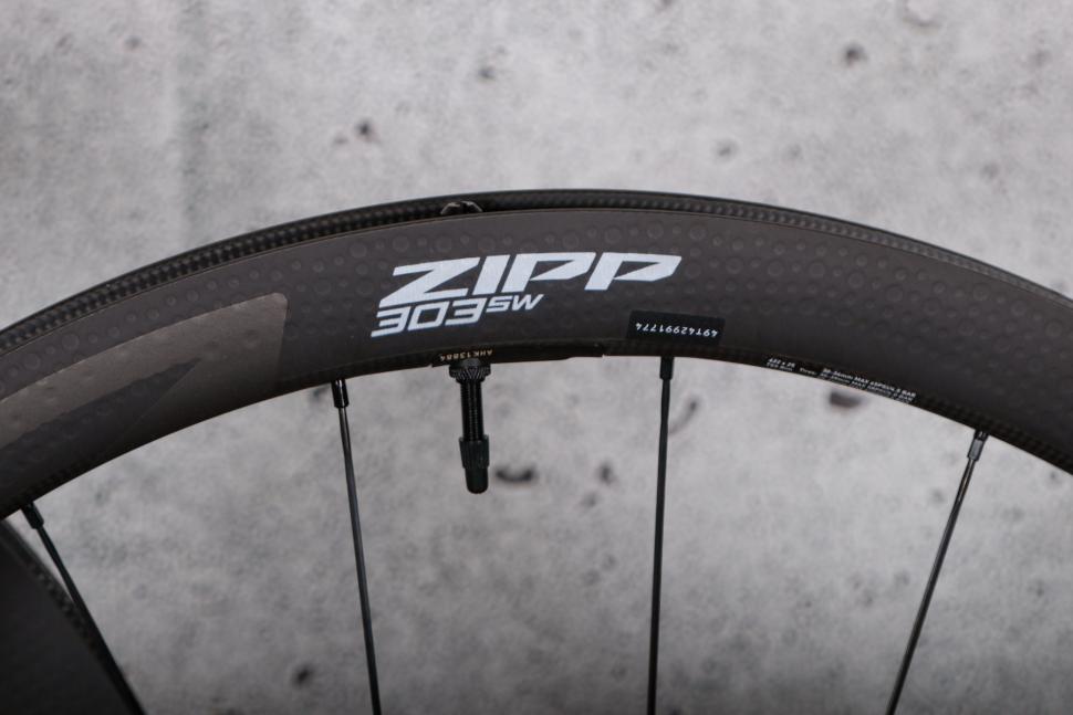 2025 Zipp 303 SW - rim detail 1.jpg