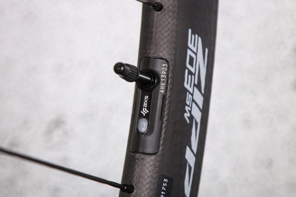 2025 Zipp 303 SW - valve 2.jpg