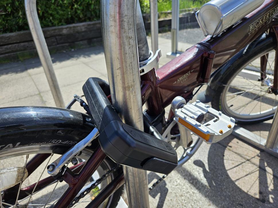 Hiplok D1000 lock on rack 3