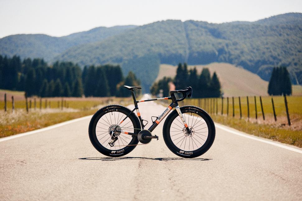 20250807_adv-raso-gravel-wide-2025_sarto-bikes_cansiglio_0532 1