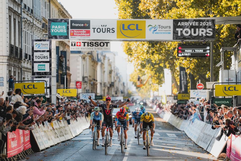Matteo Trentin wins 2025 Paris-Tours
