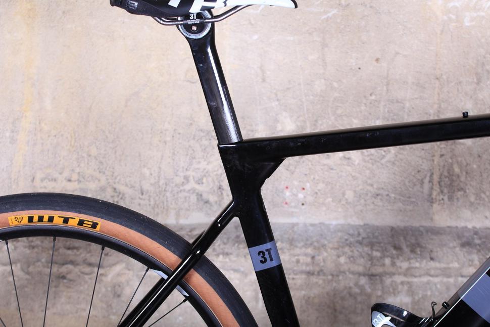 3T Exploro LTD - seat tube junction.jpg
