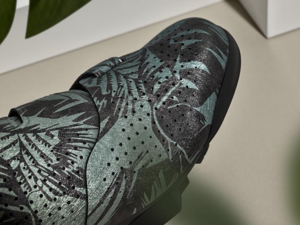 2023 Shimano RX8 gravel shoes green toe closeup