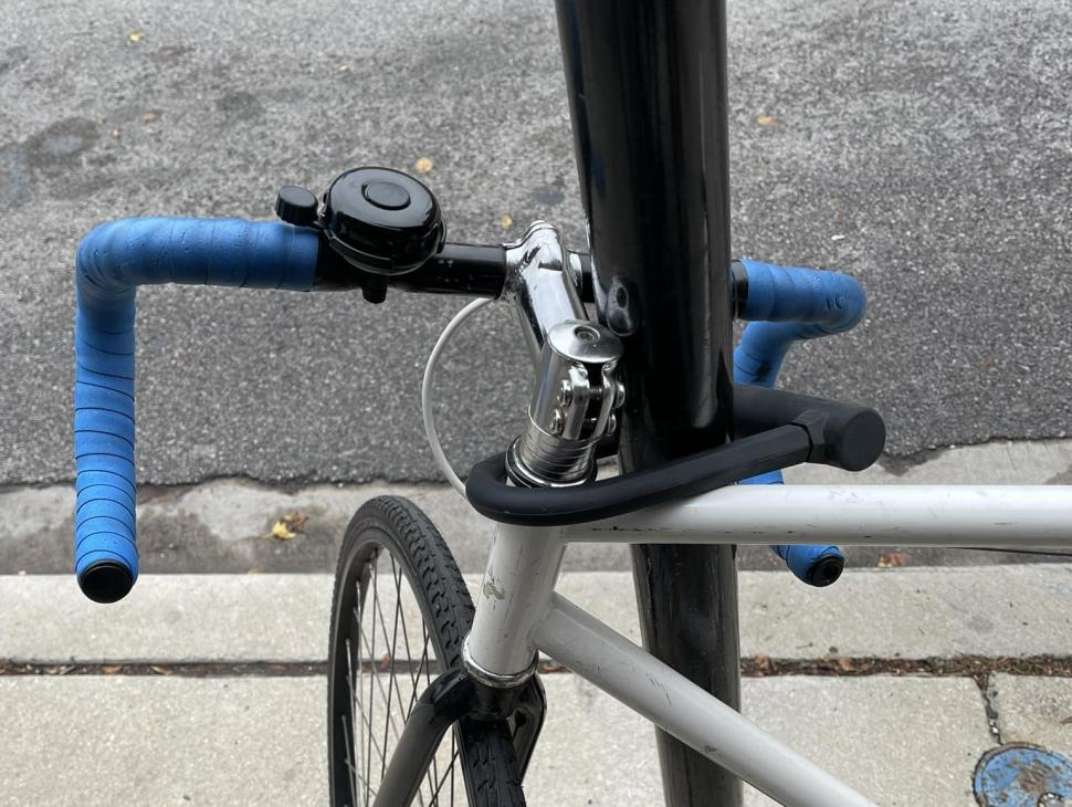 Minimalist bike lock set-up (Brandon Bao/Facebook)