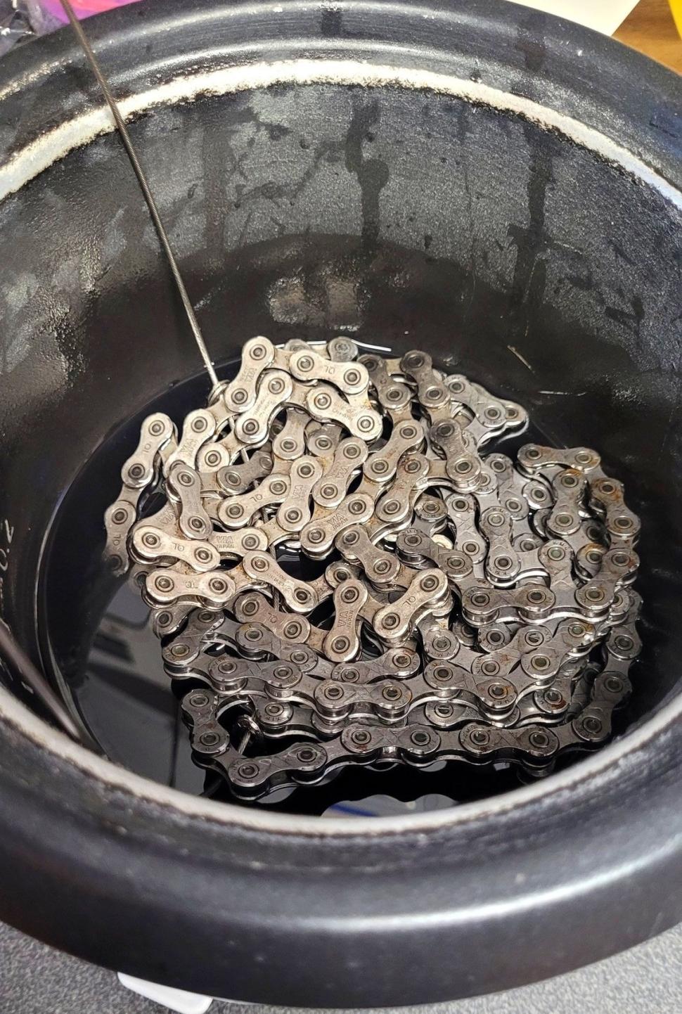 Chain waxing in a rice cooker (Bandol Jaramillo/Facebook)