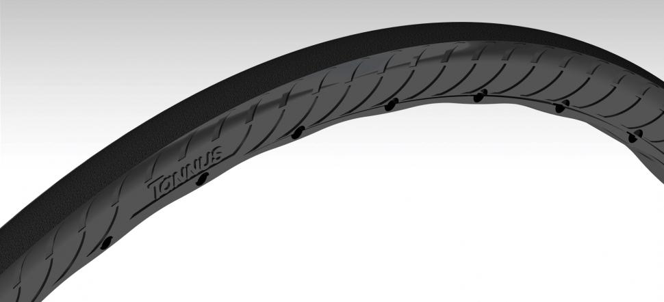 700x25C Tread View 1.jpg