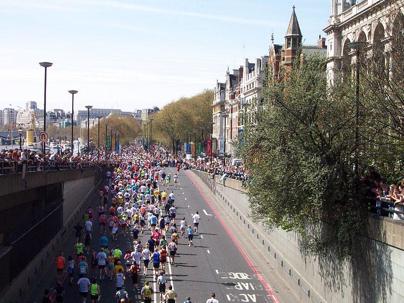 800px-London_Marathon_2005_at_Blackfriars