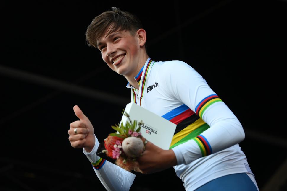 Josh Tarling wins 2022 junior world time trial title (Alex Broadway/SWpix.com)