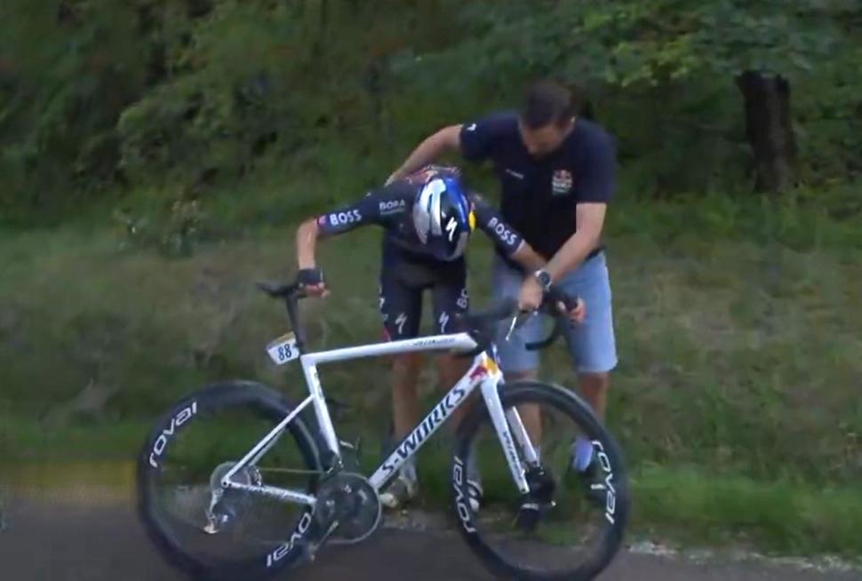 Aleksandr Vlasov crashes during stage nine, 2024 Tour de France (Eurosport)