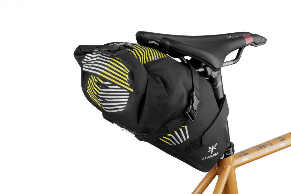 apidura-racing-saddle-pack-3l-on-bike-3-hires