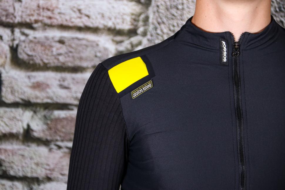 Assos Equipe RS Aero Jacket - shoulders.jpg