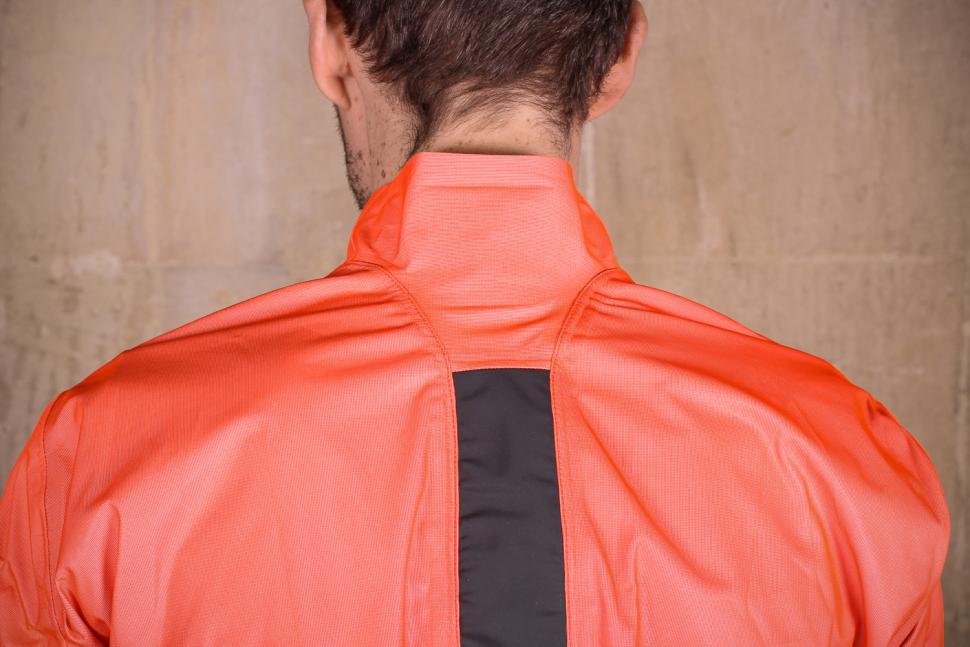Assos Equipe RS rain jacket - back collar.jpg