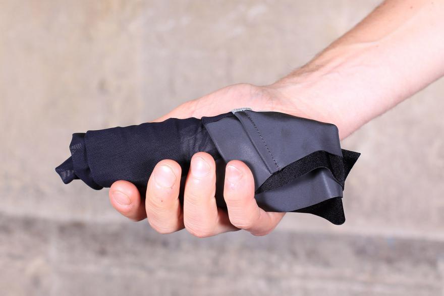 assos-ff1emergencywindvestevo7-folded.jpg