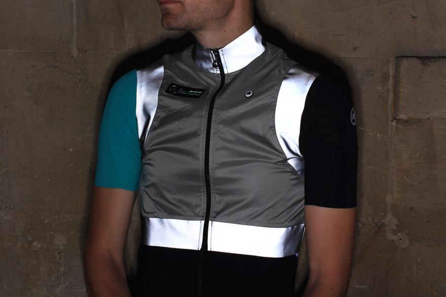 assos-ff1emergencywindvestevo7-reflecting-front.jpg