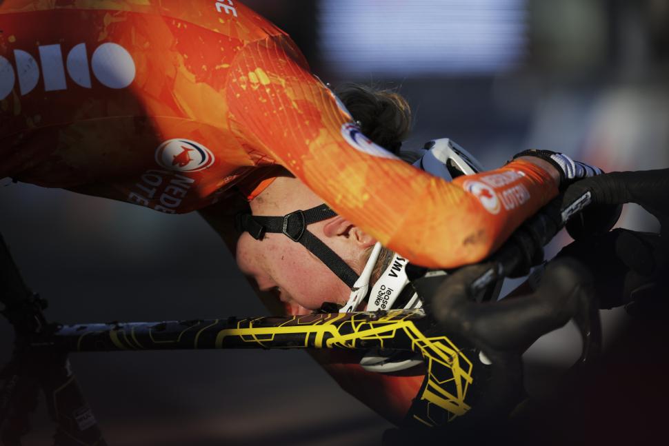 Fem van Empel wins the 2025 world cyclocross championships 
