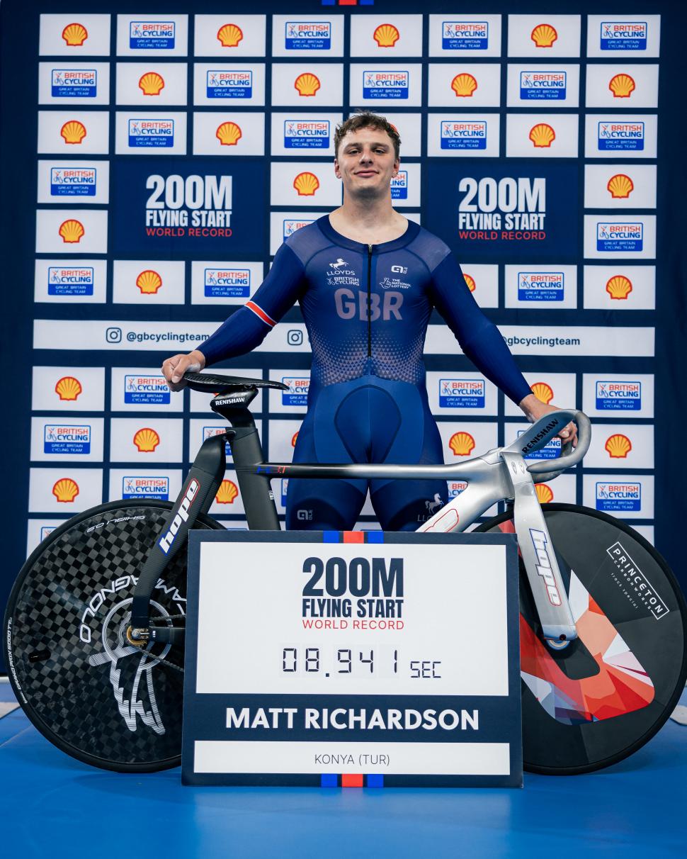 Matthew Richardson breaks flying 200m world record