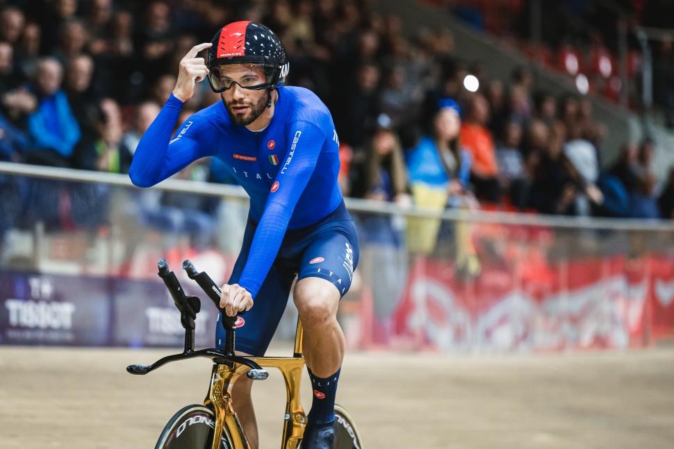 Filippo Ganna celebrates winning gold for Italy in men’s team pursuit final at 2023 European track championships (Alex Whitehead/SWpix.com)