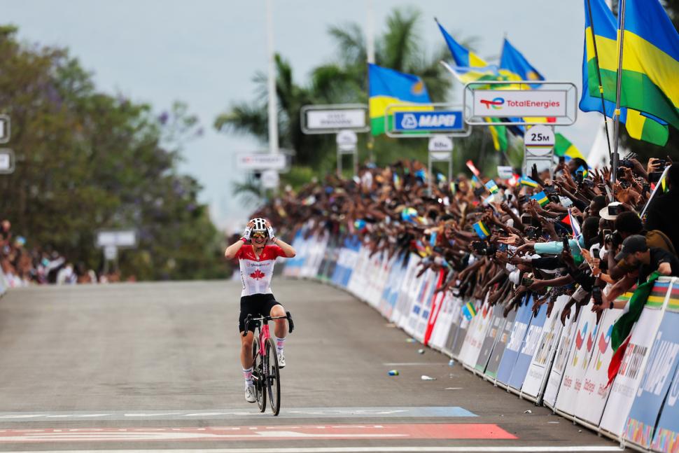 Magdeleine Vallieres wins 2025 UCI World Championship road race