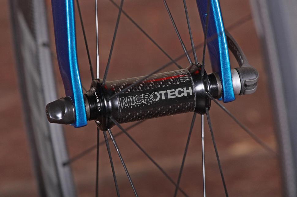Basso Diamante SV - front hub.jpg