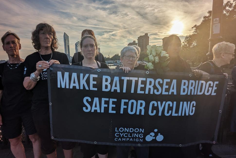 Battersea Bridge protest September 2023 (copyright Simon MacMichael) (3)