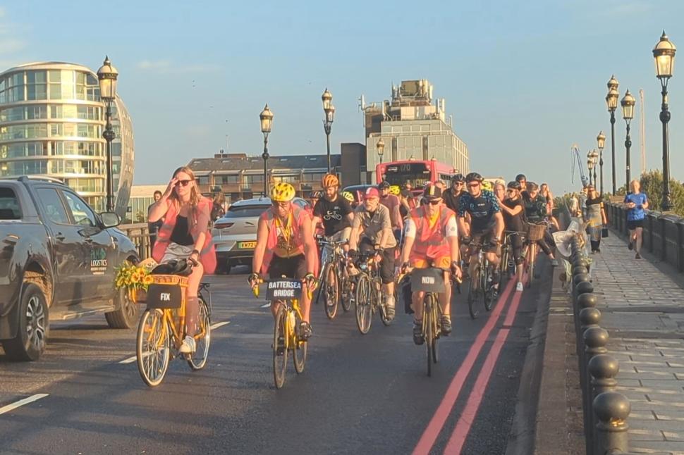 Battersea Bridge protest September 2023 (copyright Simon MacMichael) (4)