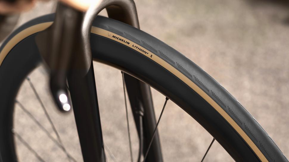 bi-151_tire_michelin_lithion-4-classic_master_product-in-context-1_nosignature_16-slash-9