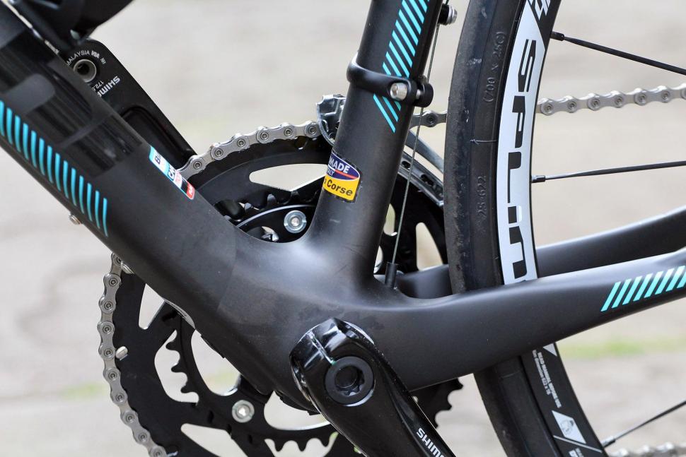 Bianchi Intenso Disc 105 - bottom bracket.jpg