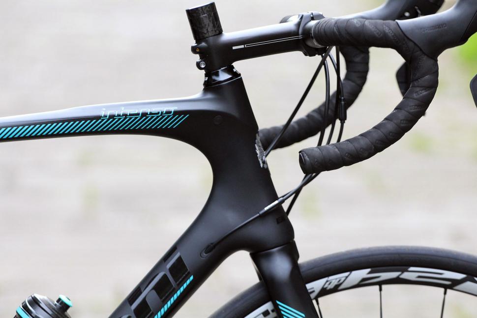 Bianchi Intenso Disc 105 - head tube.jpg