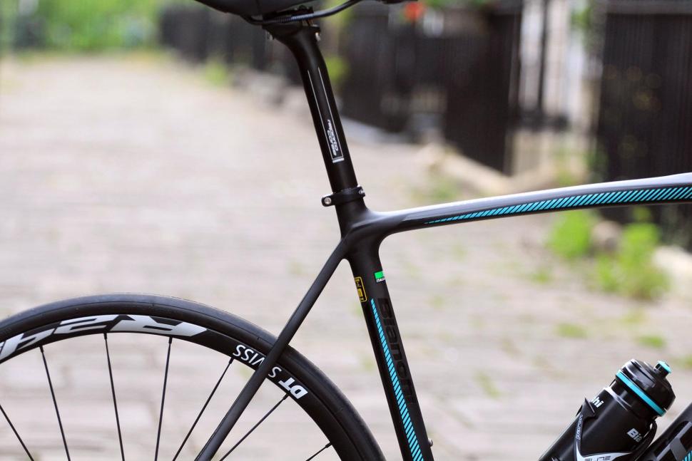 Bianchi Intenso Disc 105 - seat tube junction.jpg