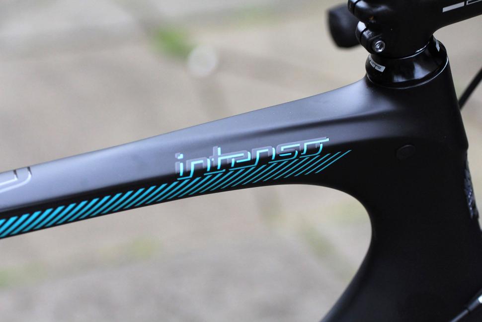 Bianchi Intenso Disc 105 - top tube detail.jpg