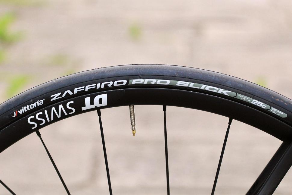 Bianchi Intenso Disc 105 - tyre.jpg