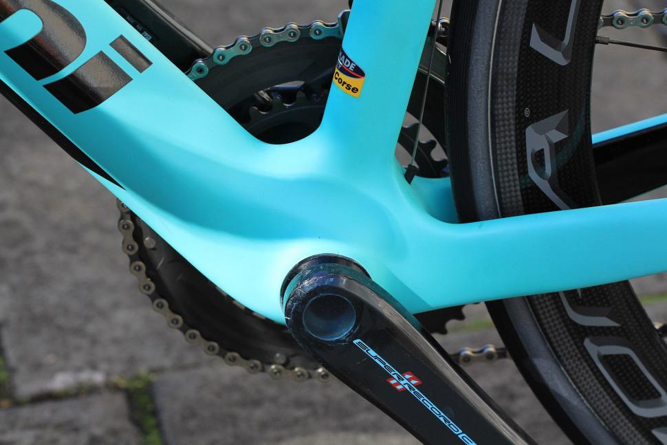 Bianchi Oltre XR4 - bottom bracket.jpg