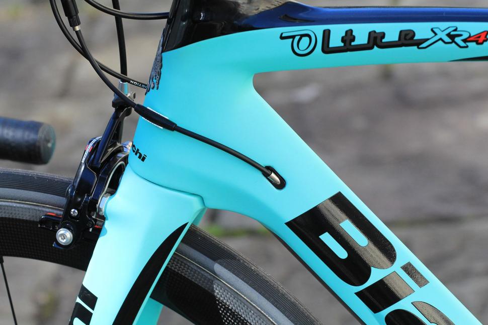 Bianchi Oltre XR4 - cable route.jpg