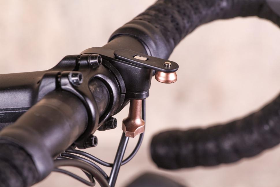 Blackburn Countdown 1600 Front Light - mount.jpg
