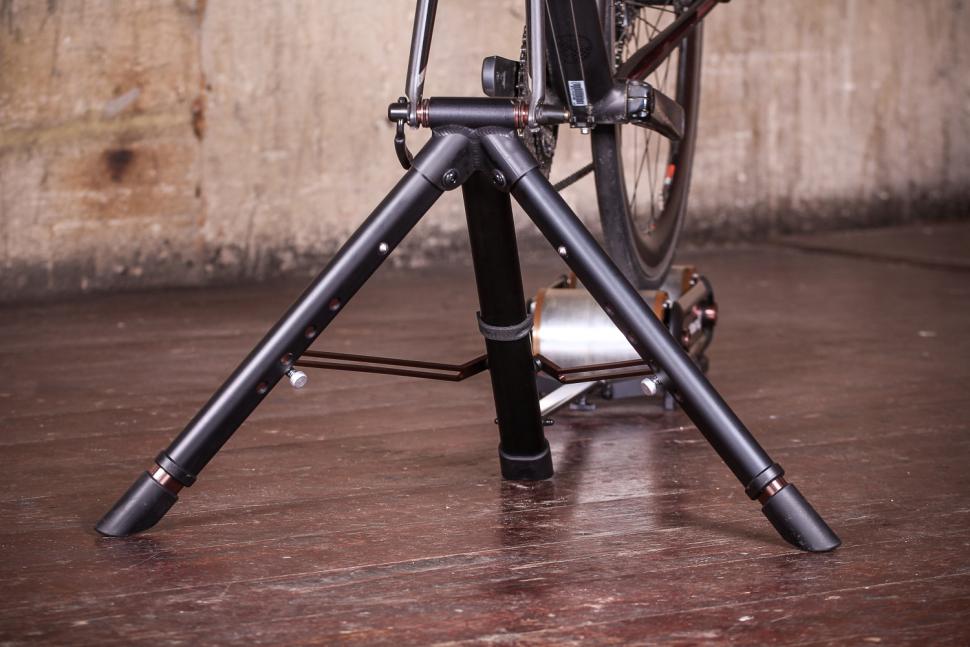 Blackburn Raceday Portable Trainer - front stand 2.jpg